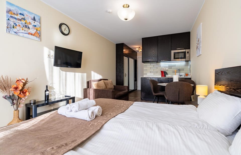 Bed, TV and multimedia, Photo of the whole room, Seating area, Bedroom, towels