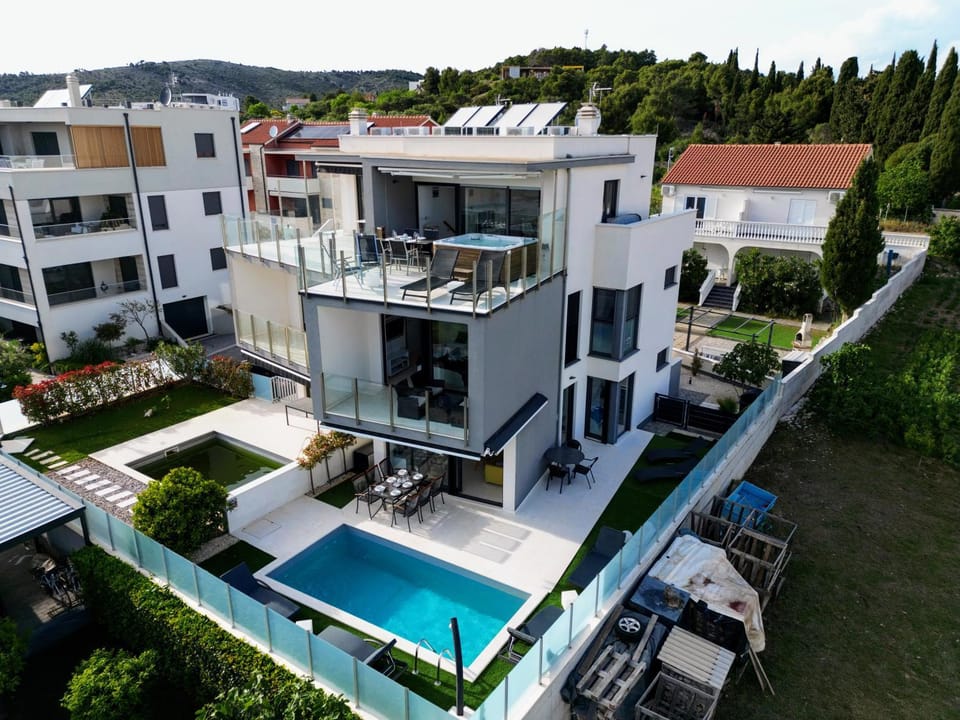 Property building, Balcony/Terrace, Garden view, Pool view, Swimming pool