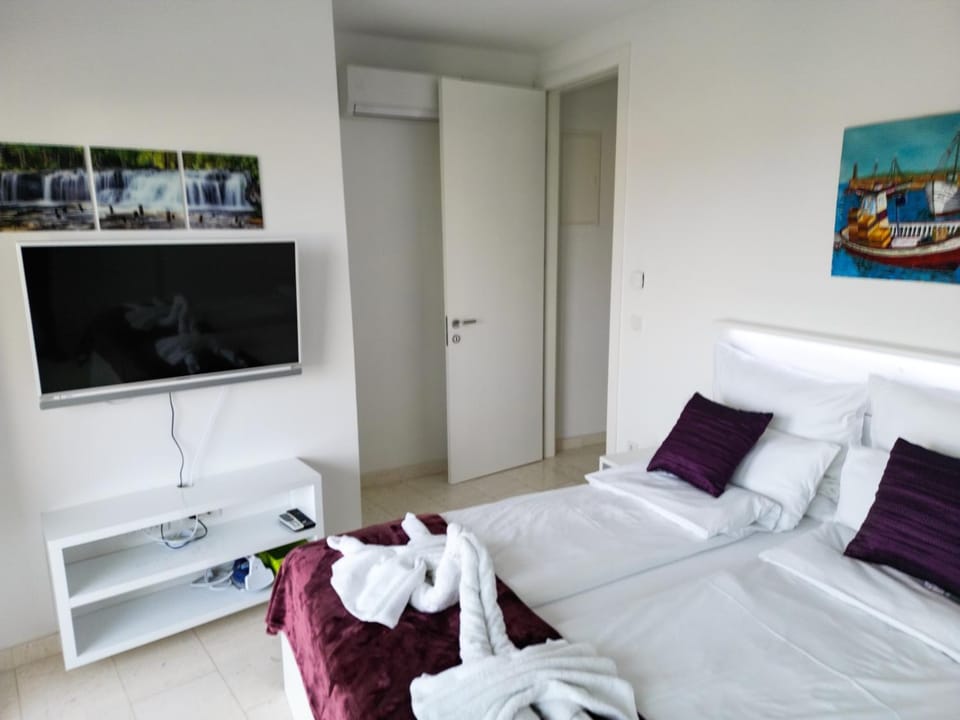 Bed, TV and multimedia, Photo of the whole room, Bedroom