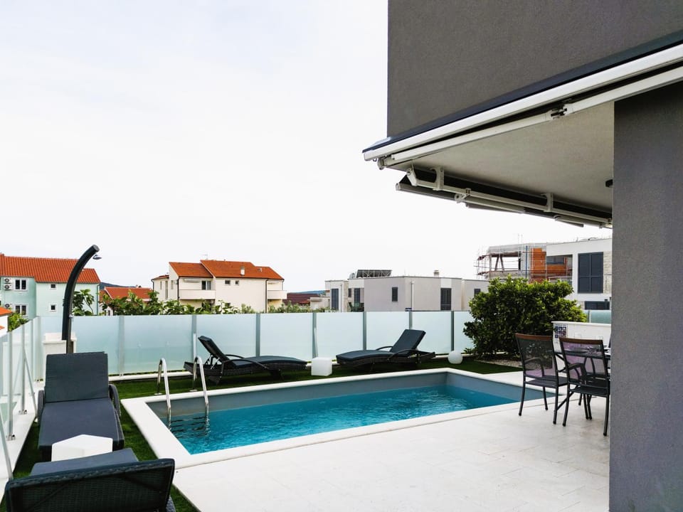 View (from property/room), Pool view, Swimming pool, sunbed
