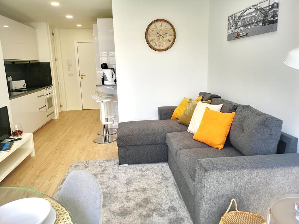 Communal lounge/ TV room, TV and multimedia, Living room, Decorative detail, Seating area, Area and facilities