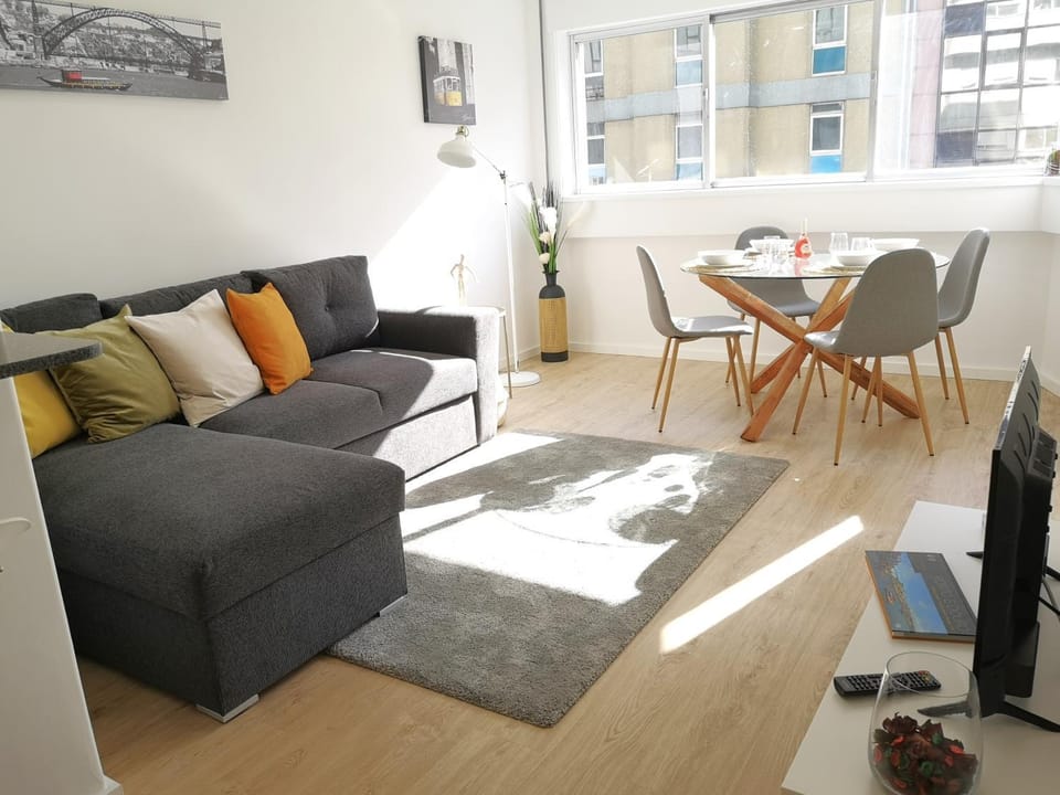 Communal lounge/ TV room, TV and multimedia, Living room, Decorative detail, Seating area, Area and facilities