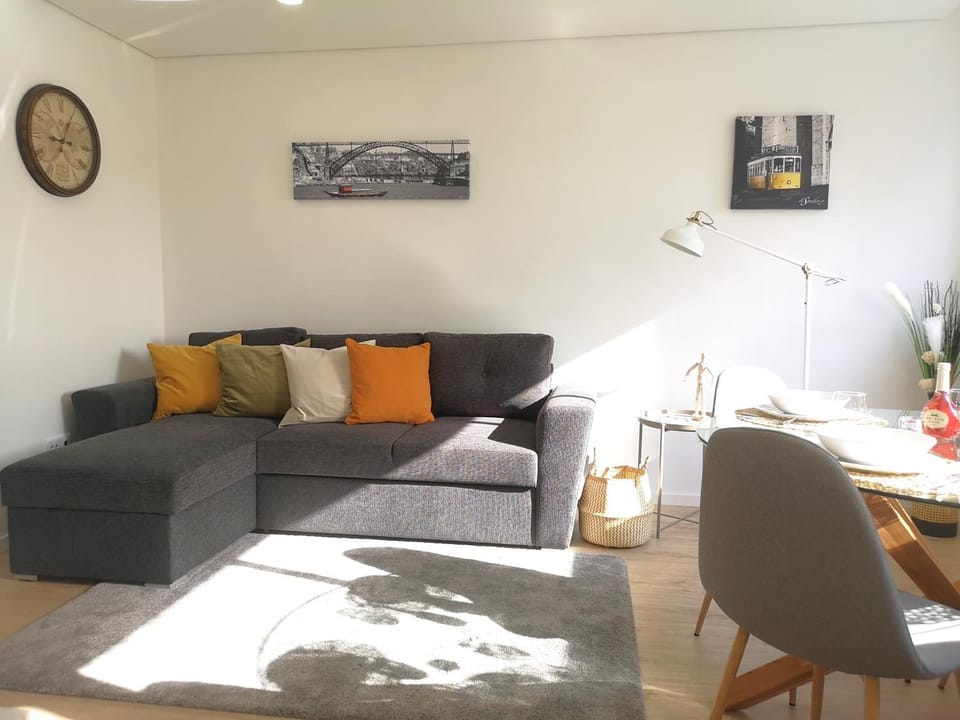 Communal lounge/ TV room, TV and multimedia, Living room, Decorative detail, Seating area, Area and facilities