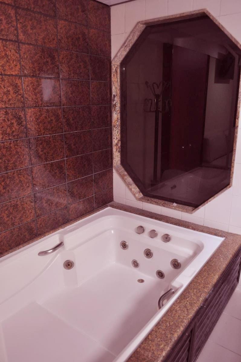 Hot Tub, Massage