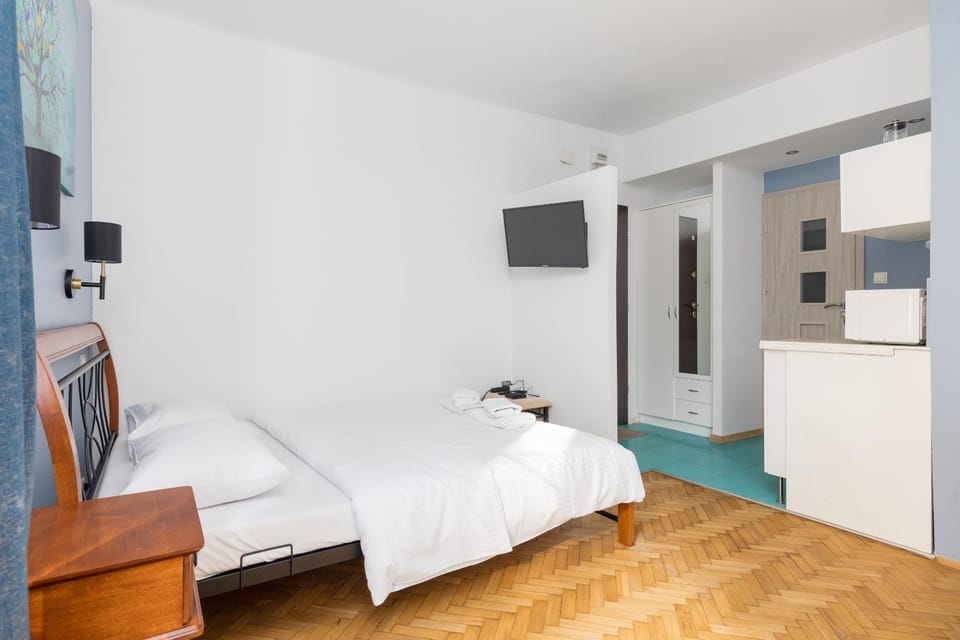Bed, TV and multimedia, Photo of the whole room