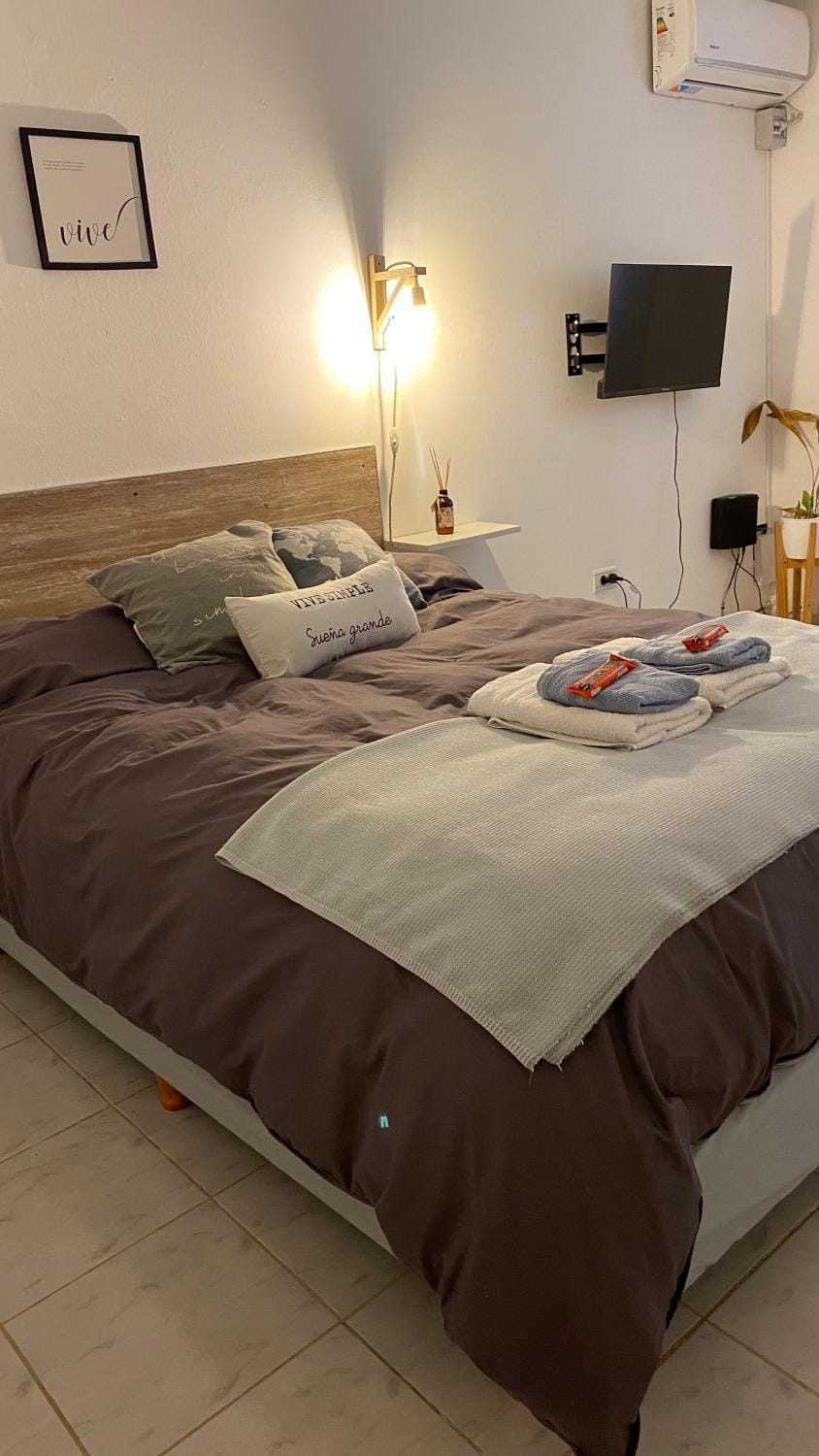 Bedroom, air conditioner