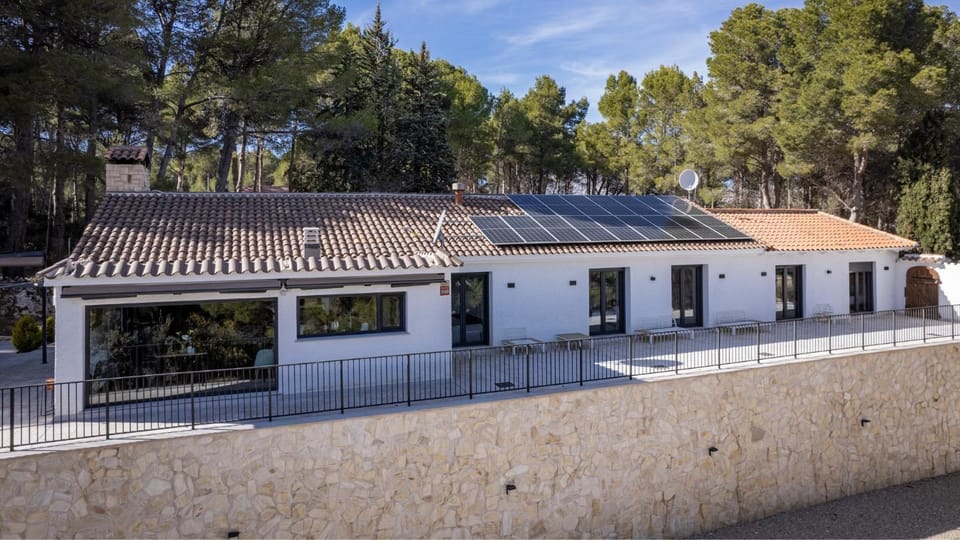 Property building, Nearby landmark, Facade/entrance, Day, internet, internet, internet, pet friendly