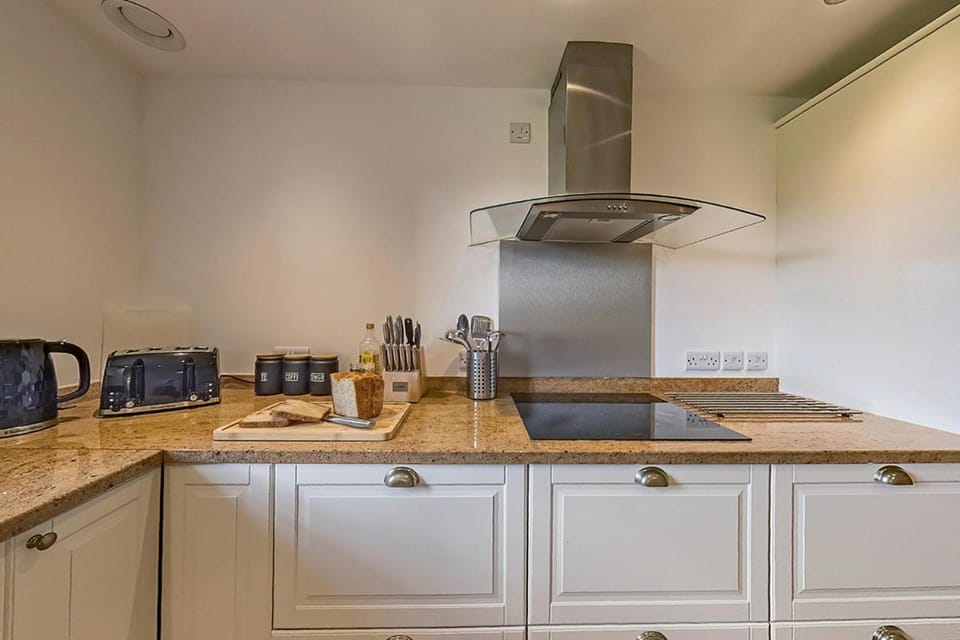 3 Bedroom Barn Conversion with HOT TUB-Garden View - Ty Cerrig Barn House in Wales