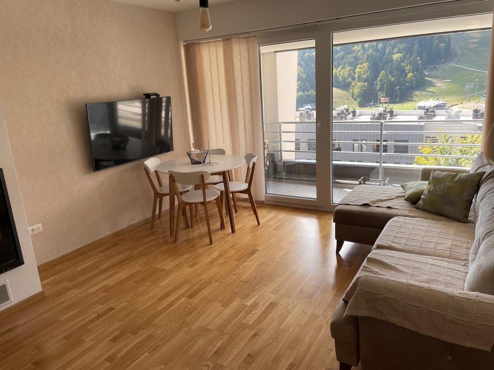 Communal lounge/ TV room, TV and multimedia, Living room, Seating area, Dining area