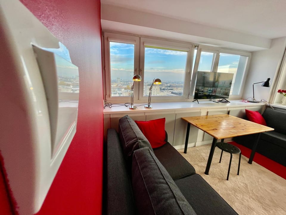 SAWA 3 Metro x2 fast WiFi 50'TV Netflx HBO AppleTV+ AmazonTV Apartment in Warsaw