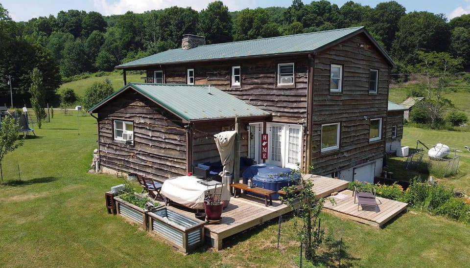 Smiths In-law suite! Pet friendly! Hot tub! Bed and Breakfast in Shenandoah Valley
