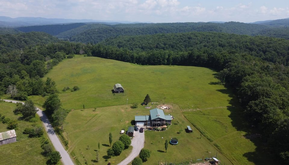 Smiths In-law suite! Pet friendly! Hot tub! Bed and Breakfast in Shenandoah Valley