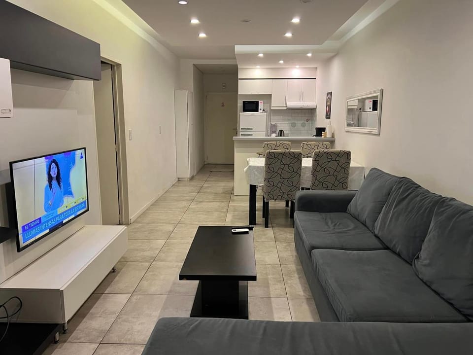 Suite in San Telmo dormitorio en suite con dos baños y balcon a la calle Apartment in Buenos Aires