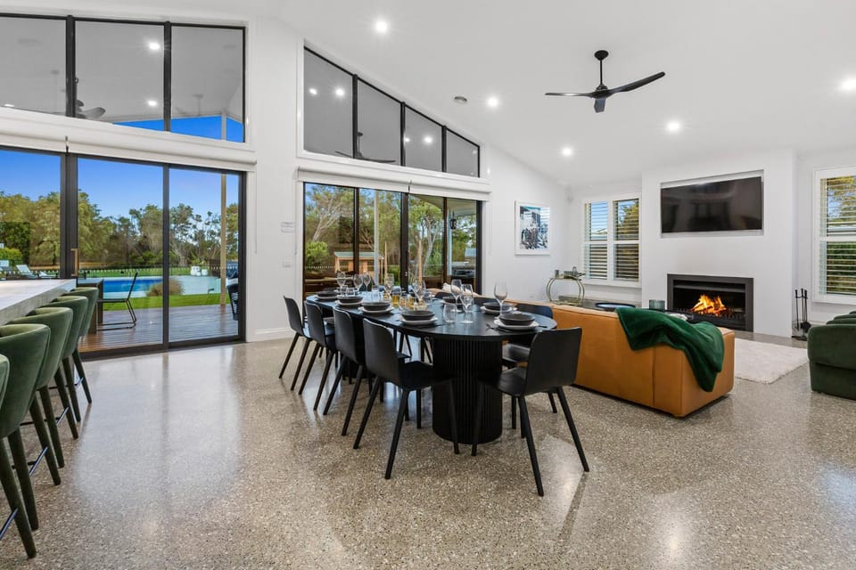 TV and multimedia, Living room, Seating area, Dining area, Pool view