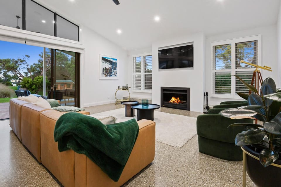 TV and multimedia, Living room, Seating area, flat iron