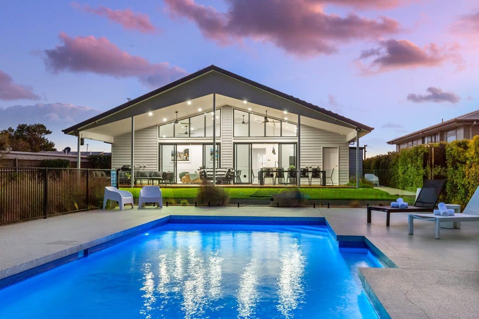 Property building, Garden, Pool view, Swimming pool, sunbed