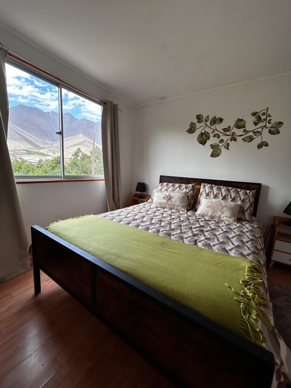 Natural landscape, Photo of the whole room, Bedroom, Mountain view
