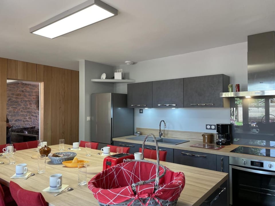 Gîte de Charme Rénové à Pierrefitte-sur-Loire, Vue sur Campagne - FR-1-489-334 House in Auvergne-Rhône-Alpes