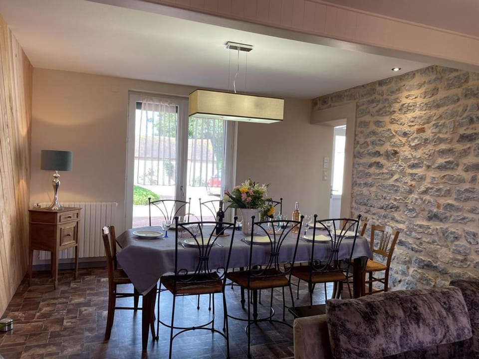Gîte de Charme Rénové à Pierrefitte-sur-Loire, Vue sur Campagne - FR-1-489-334 House in Auvergne-Rhône-Alpes