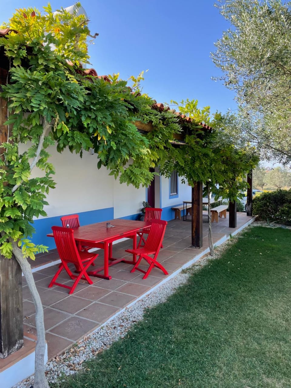 Property building, Patio, Day, Garden, Seating area, Dining area, Garden view, sunbed