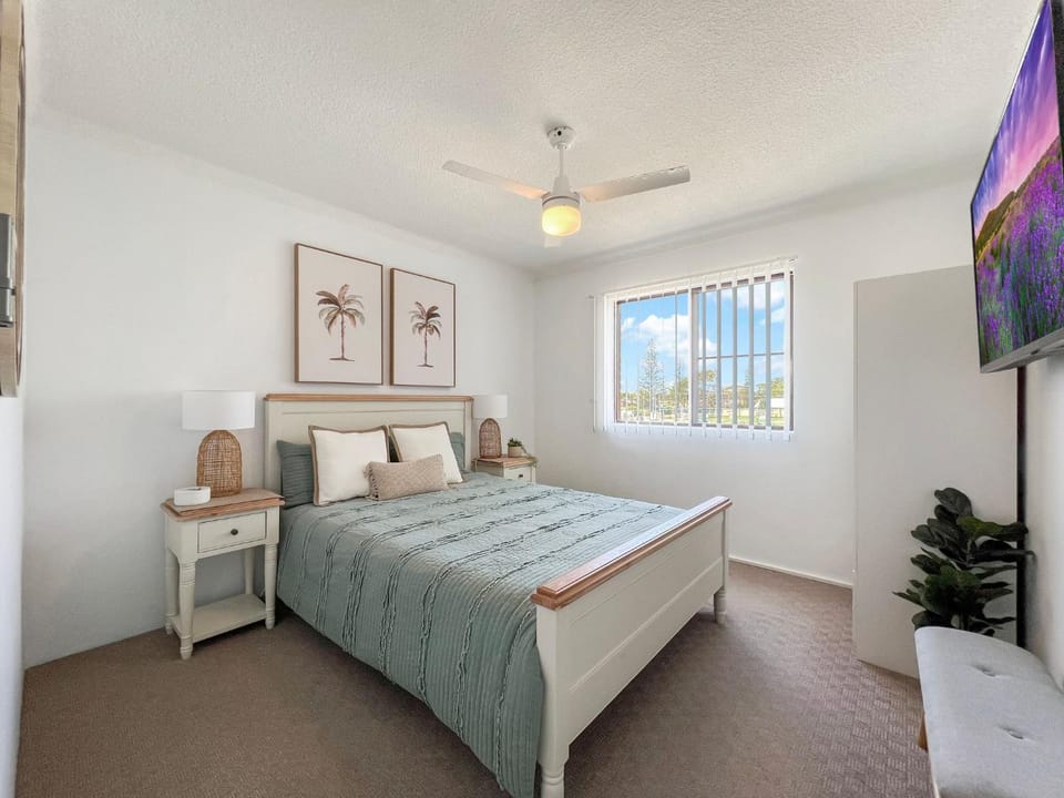 Bed, TV and multimedia, Bedroom