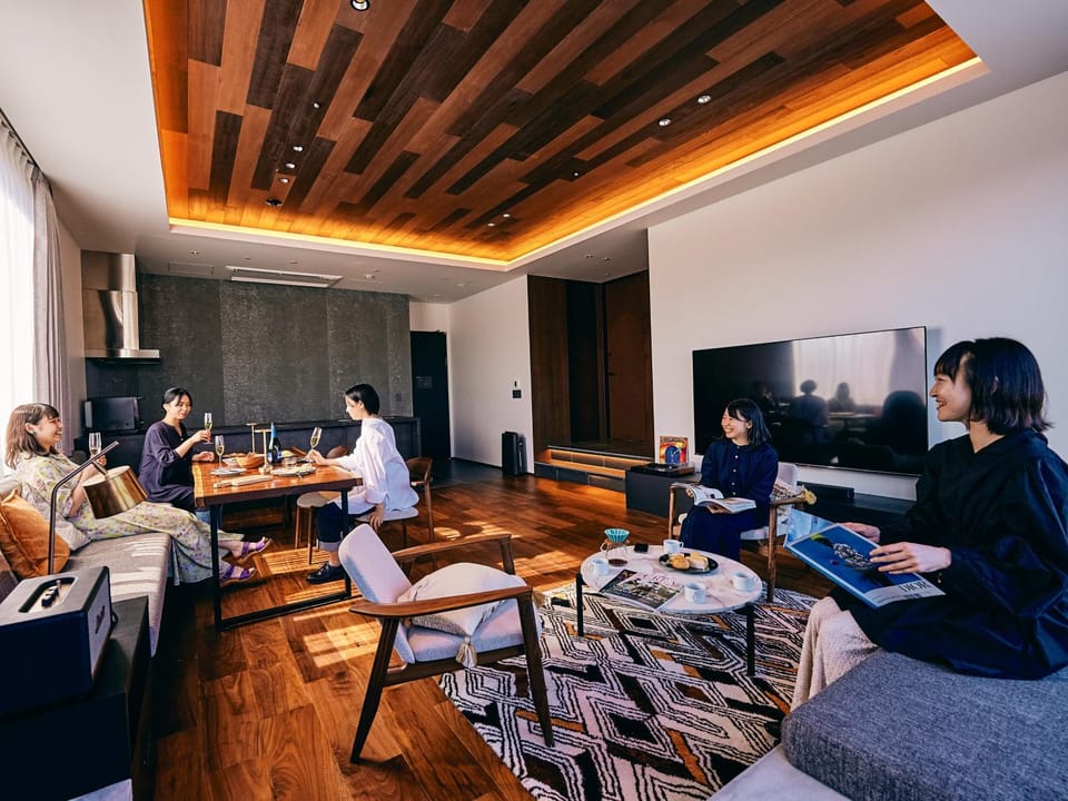 People, TV and multimedia, Living room, Dining area, group of guests