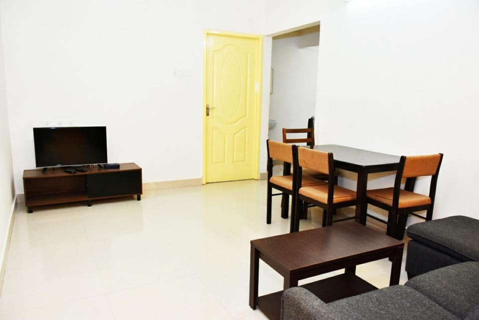 TV and multimedia, Living room, Seating area, Dining area
