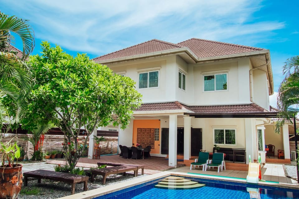 PRIVATE RESIDENCE HOSTED by Sasithorn Villa in Pattaya City