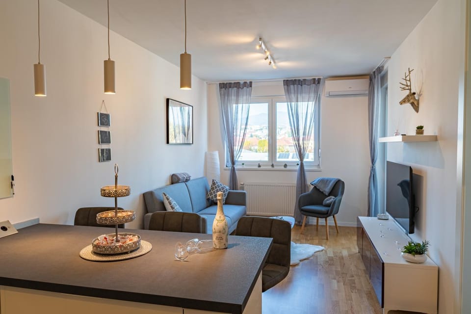 View (from property/room), Living room, Seating area, Dining area, Family