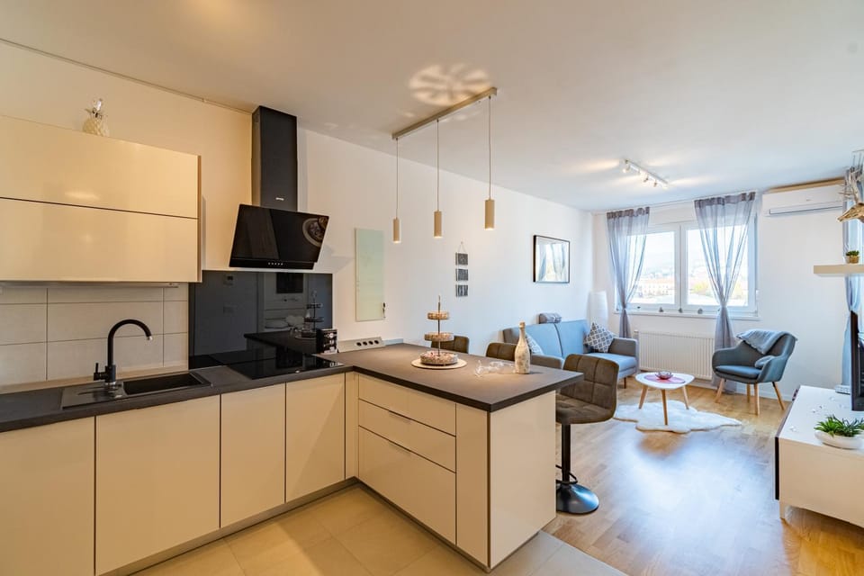 Kitchen or kitchenette, Living room, Seating area, Dining area, Family, oven, stove