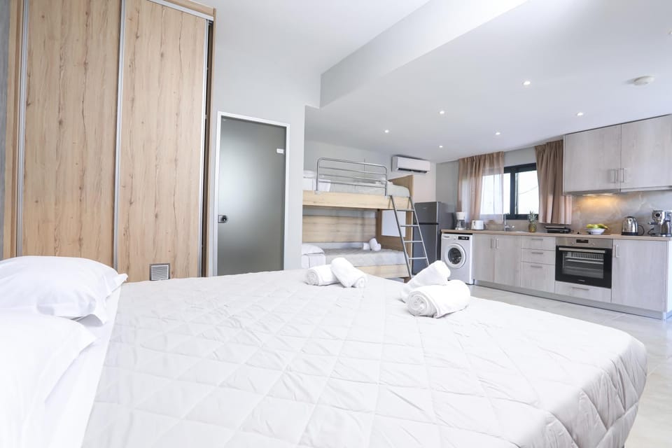 Bed, Kitchen or kitchenette, Photo of the whole room, Bedroom, stove, towels
