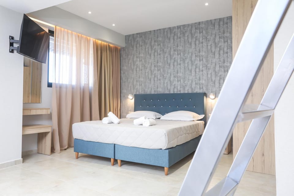 Bed, TV and multimedia, Bedroom, towels