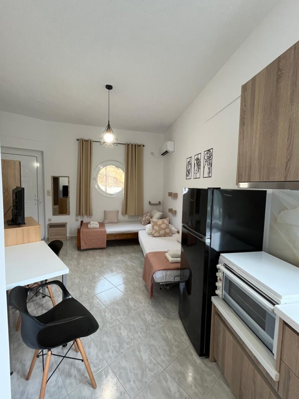 Bed, TV and multimedia, Kitchen or kitchenette, stove