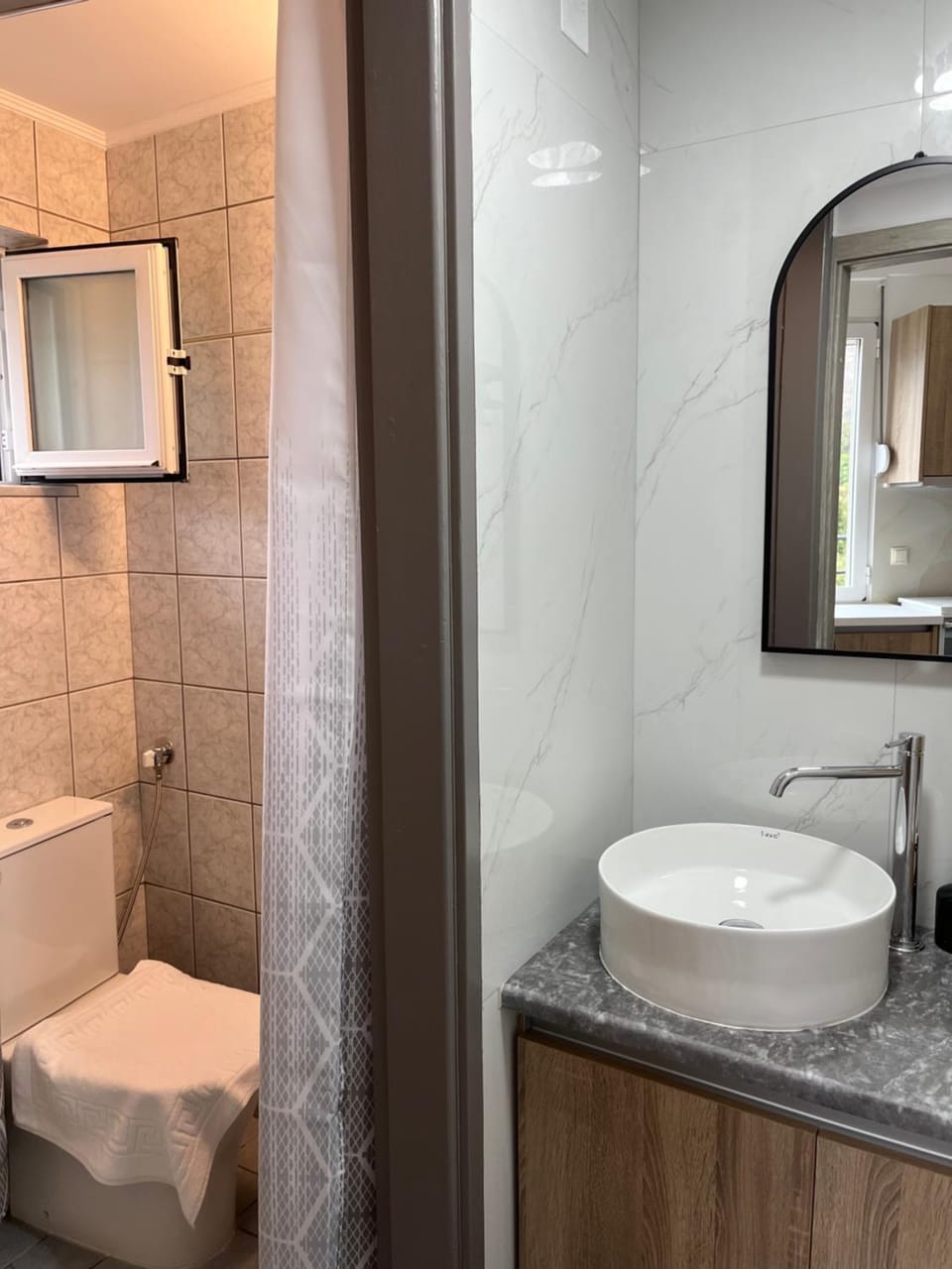 Toilet, Bathroom, towels