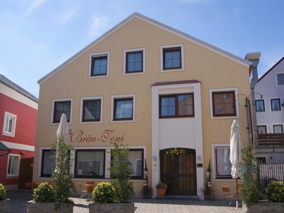 Facade/entrance