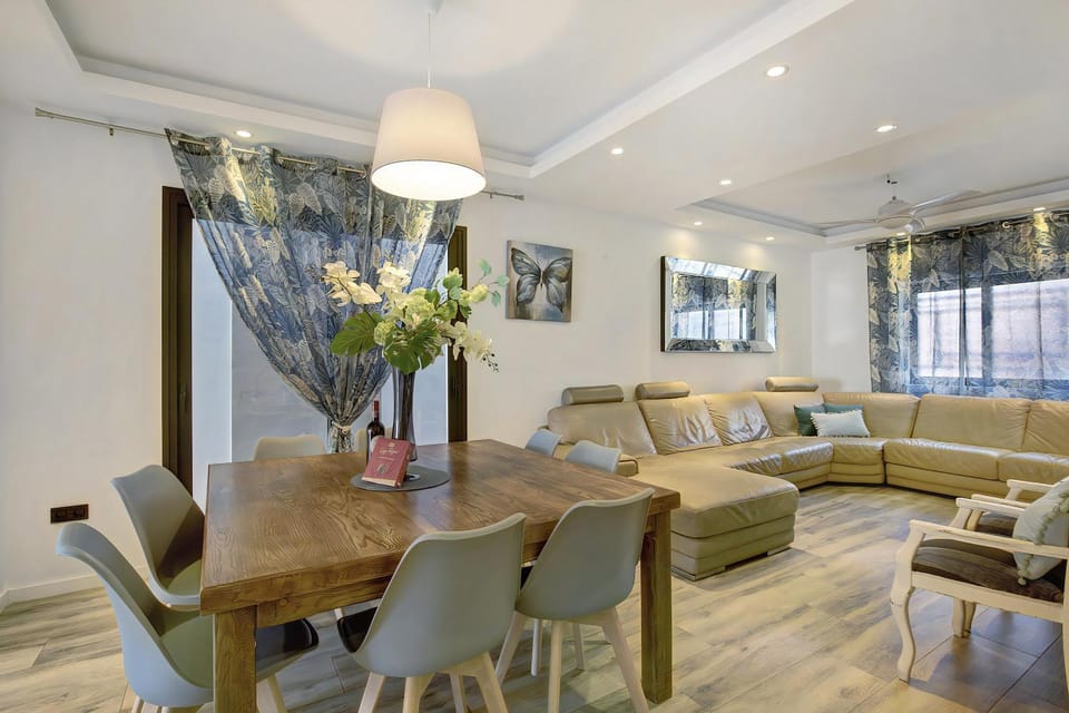Living room, Seating area, Dining area