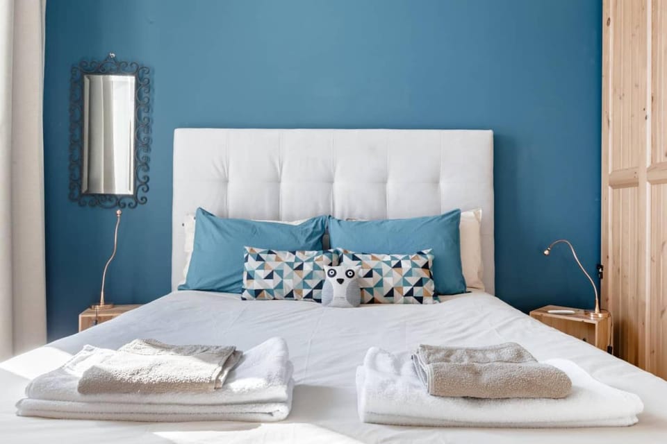 Bed, Bedroom, towels