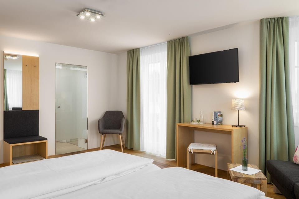 TV and multimedia, Photo of the whole room, Bedroom