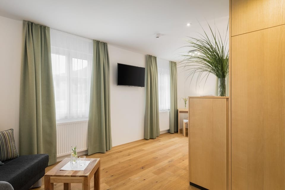 TV and multimedia, Photo of the whole room, Bedroom
