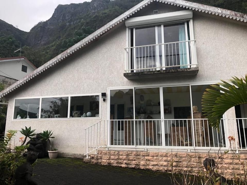 La Villa du Sculpteur Palmiste Rouge Cilaos, maison entière House in Réunion