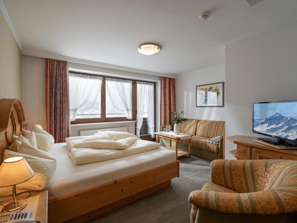 Bed, TV and multimedia, Photo of the whole room, Seating area, Bedroom