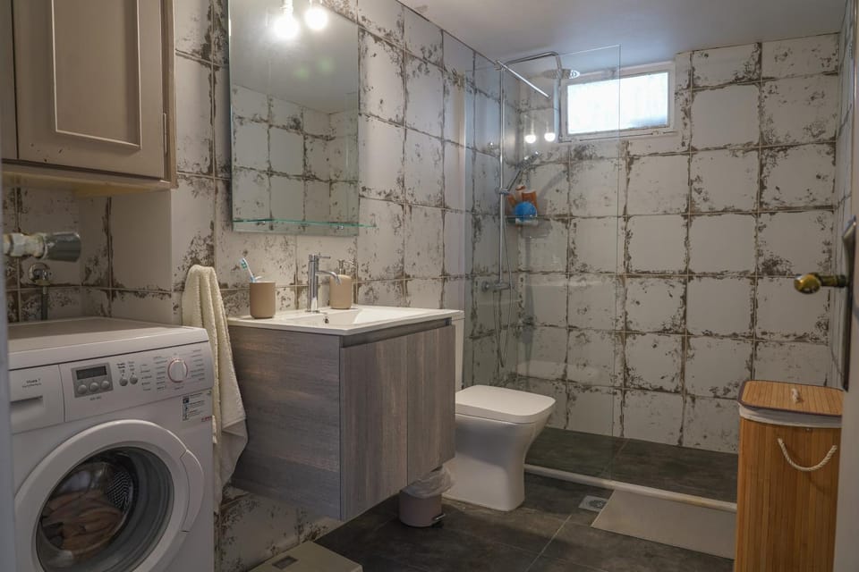 Shower, Toilet, Bathroom, Bath, towels, washing machine