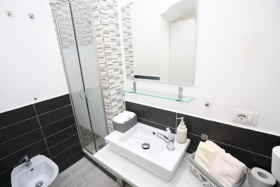 Shower, Toilet, Bathroom, bidet, towels