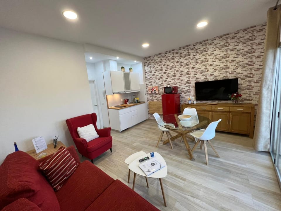 TV and multimedia, Kitchen or kitchenette, Living room, Seating area, Dining area