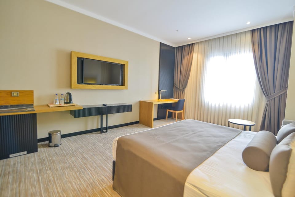 Bed, TV and multimedia, Living room, Photo of the whole room, Seating area, Bedroom