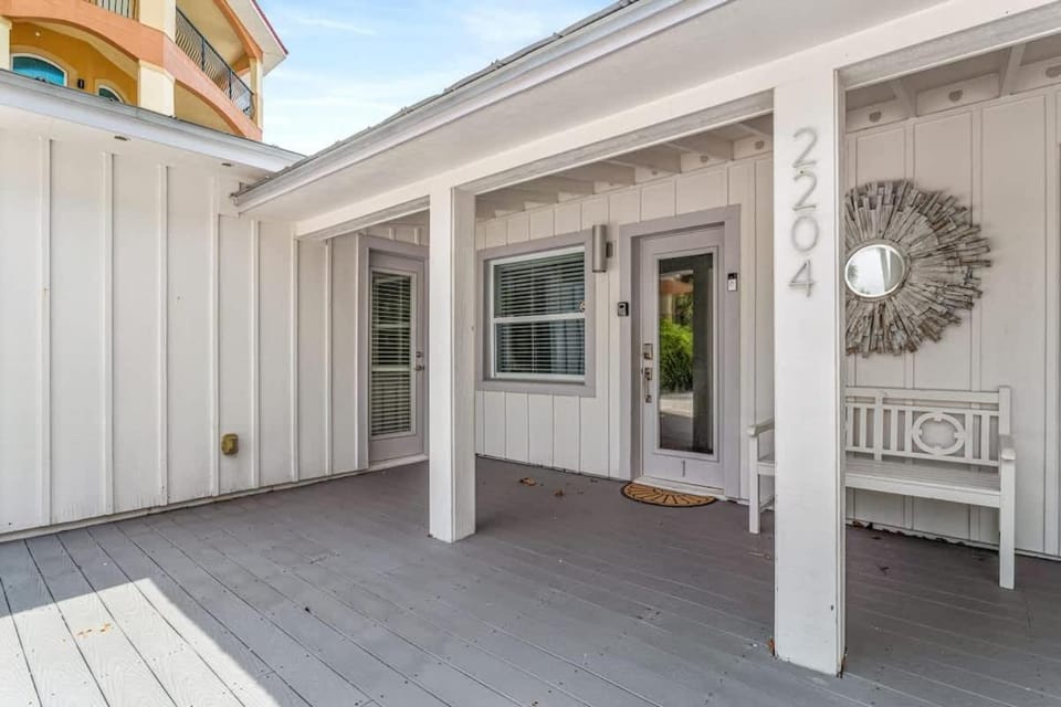 3 Palms Beachfront Cottages House in Indian Rocks Beach
