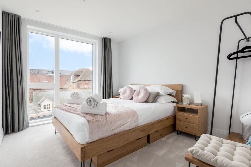 Endless Summer - Spacious Living Space on Poole Quay Apartment in Poole