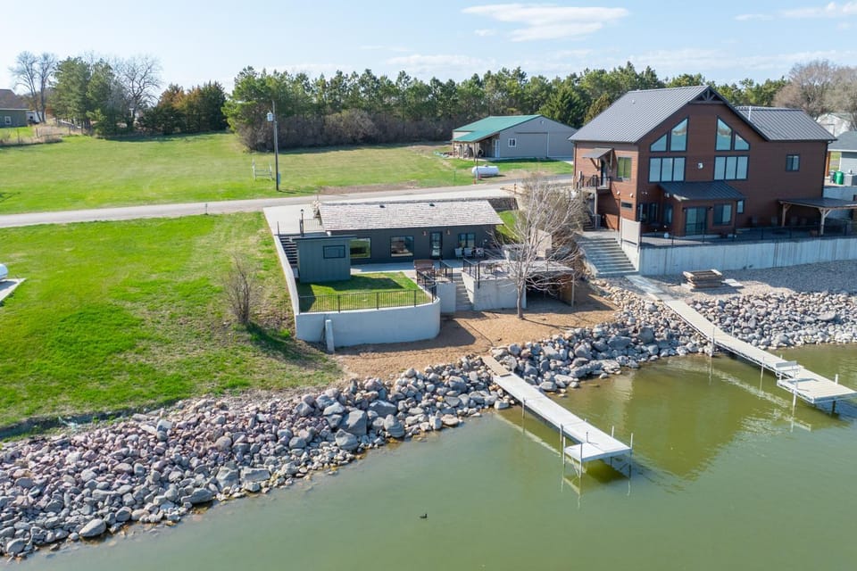 Private Sauna, Hot Tub, Beach – Lake Poinsett House in South Dakota