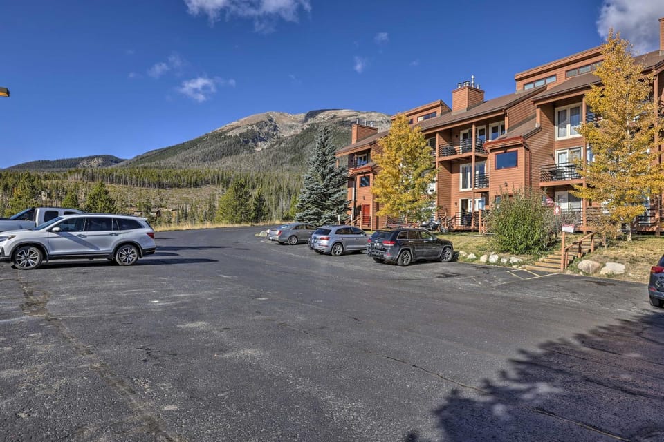 Pool, Hot Tub & Ski Shuttle! Silverthorne Condo House in Wildernest