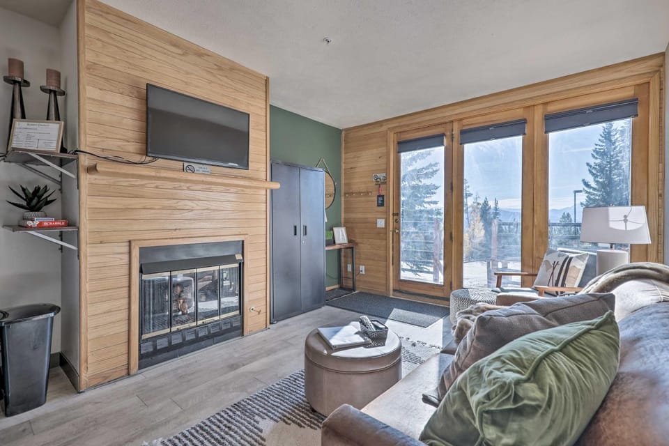 Pool, Hot Tub & Ski Shuttle! Silverthorne Condo House in Wildernest